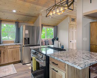 Storybook Stay: Vintage School and Bus - Paola - Kitchen