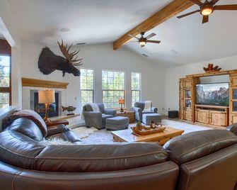 Luxury retreat with private yard, dock in willow cove, sleeps 12, Pet Friendly - Bass Lake - Living room