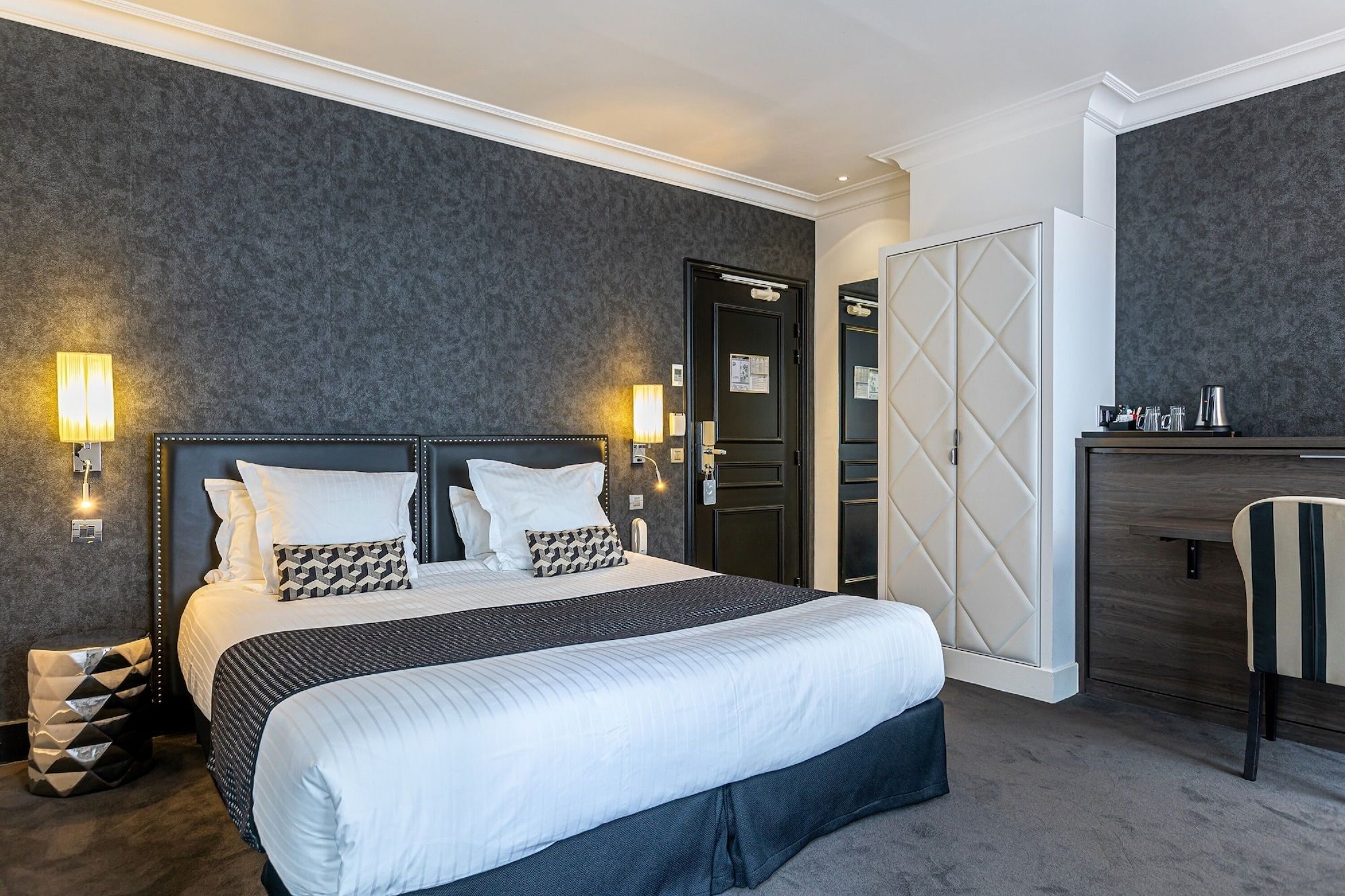 Bedroom view of Hotel Diva Opera