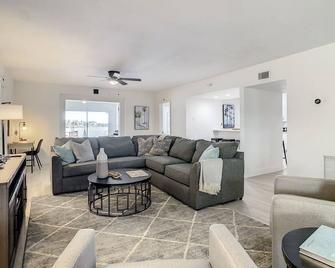 Tranquil Waterfront Pool Home - Belleair Bluffs - Sala de estar