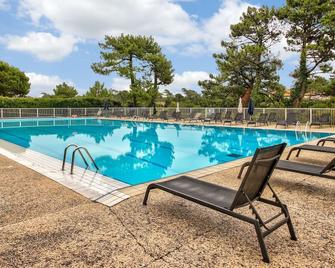 Studio spacieux 40m² à Anglet : proche plage, piscine, golf, pour 4 pers avec parking et wifi - FR-1-239-685 - Anglet - Pool