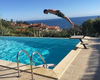 Apartment in semi-detached house, quiet location, sea view - Ospedaletti - Piscine