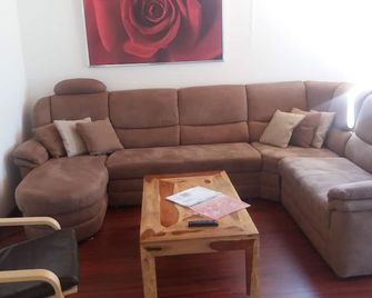 Mexiplatz, 200m from S Bahn, 25 Minutes from Potsdamer Platz - Berlin - Wohnzimmer