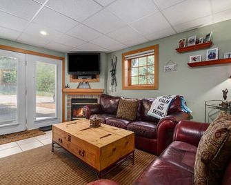 Boyne Mountain Getaway, Unit A - Boyne Falls - Living room