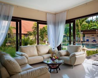 Rossa Garden Hotel - Manggis - Living room