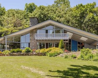 Oak Manor, a luxurious property on 6,6 acres. - Torrington - Building