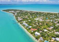 Macaw cottage, newly remodeled, walking distance to beach, shops, restaurants! - Sanibel - Strand