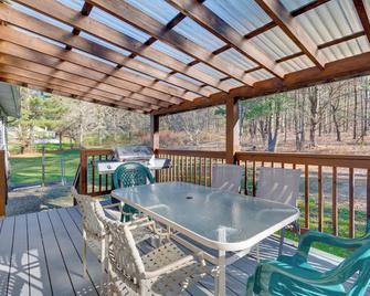 Peaceful Horseheads Hideaway w/ Deck & Yard! - Horseheads - Binnenhof