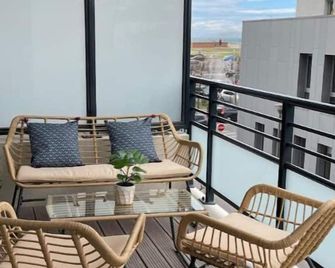 Prado Plage David - Stade Velodrome - Parc Chanot - Luxury Apartment by The Sea - Enjoy Premium Comfort With Access to International Tv Channels from All Over The World - Marseille - Balcon