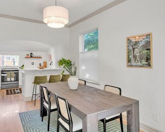 2 Bedroom Heritage Gem- Walk to Wash Park & Gaylord St Shops/Restaurants - Denver - Dining room