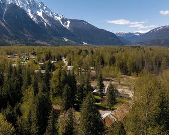 The Hitching Post Motel - Mt Currie - Outdoors view
