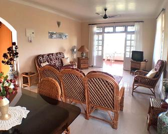 Quiet Luxury Apartment & Roof Terrace in Residential Area - NOT in Noisy Complex - Benaulim - Living room
