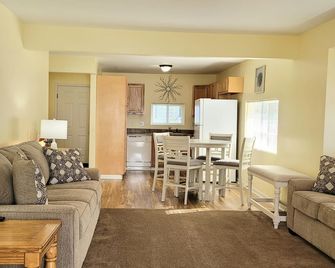 Beautiful cottage for the professional working out of town - Buckeye Lake - Living room