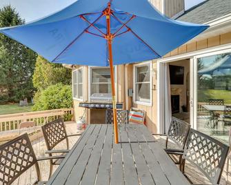 Spacious Poconos Retreat w/ Deck & Private Hot Tub - Blakeslee - Patio