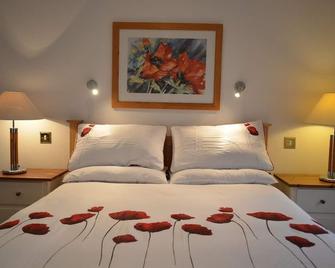 Detached 3 Bed single storey property, sleeps 2 to 6 + off streetparking 2 cars - Bath - Habitación