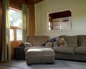 Stunning views of Shasta - Mount Shasta - Living room