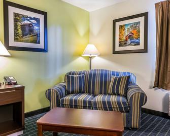 Quality Inn - Jackson - Living room