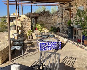 Sanadora - Organic Earthern Desert Domes - Sustainable Stays Under the Stars - Terlingua - Patio