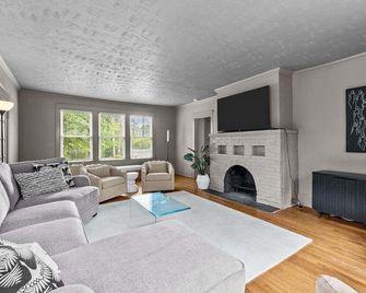 Charming, cozy home close to everything downtown! Perfect for large groups! - Southern Pines - Obývací pokoj