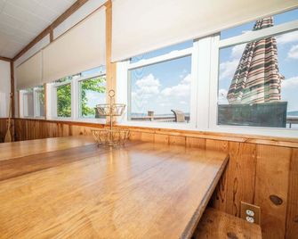 Waters Edge Cottage - Merrimac - Balcón