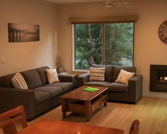 Waterfront Retreat At Wattle Point - Bairnsdale - Living room
