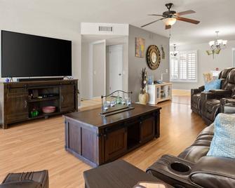 Sun City Retreat w/ Patio, Grill & Backyard - Sun City - Sala de estar
