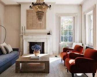 Serene Estate: Heated Pool, Tennis, Sauna, Hot Tub - Catskill - Living room