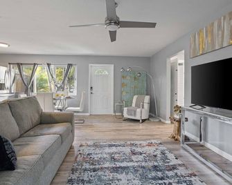 Riverwalk Villa I Private Dock & Water Views - Fort Lauderdale - Living room