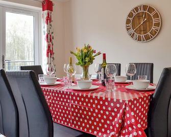 What a great base for a relaxing holiday, clean, warm and comfortable. - Laurencekirk - Dining room
