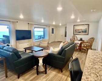 Location and panoramic lake views will make for an unforgettable experience. - Duluth - Living room