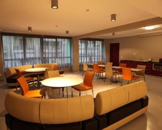 Stay Hybrid Youth Hostel - סלוניקי - מסעדה