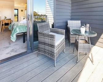 City Living: Upper Studio Haven on Wilmer - Christchurch - Balcon