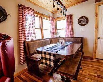 Knotty Pine Bunkhouse - Nevada - Comedor