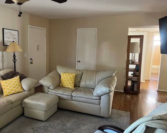 Wonderful Golf View! Golf Course Home, 2 Blocks From Fairway Recreation Center. - Sun City - Living room