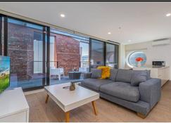 Melbourne City Apartments - Teri - Melbourne - Living room