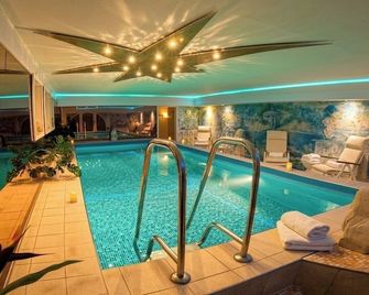 Hotel Im Schwedischen Hof - Binz - Pool