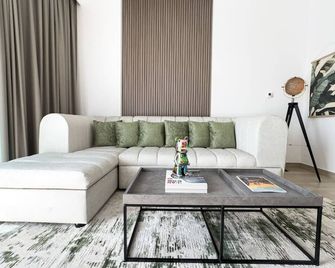 Walk to F1 - 1bdr Yas Island Premium Location - Abu Dabi - Sala de estar