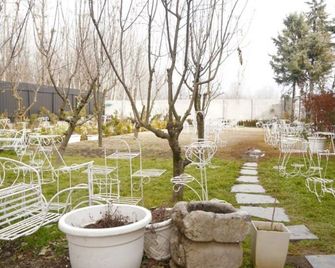 Dojee's The Floral Home - Srinagar