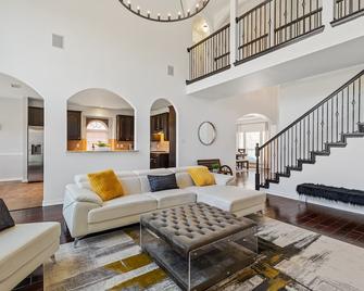 Large 5 Bedroom Family House W/ Game/Media Central Dfw 5 Min To Lake At&t - Cedar Hill - Living room