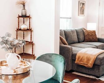 Cozy Cottage - 20 Minutes from Niagara Falls - Tonawanda