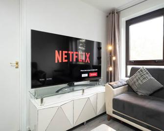 London Serviced Apartment with Fast Speed Broadband & Free Parking - London - Living room