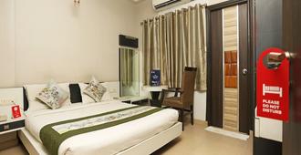 OYO 1671 Hotel Sundaram - Prayagraj - Bedroom