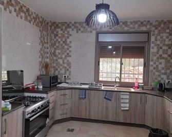 مزرعة القيقب عجلون wild strawberry villa ajloun - Ajloun - Kuchyň