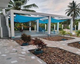 Rachel Land - Caye Caulker - Patio