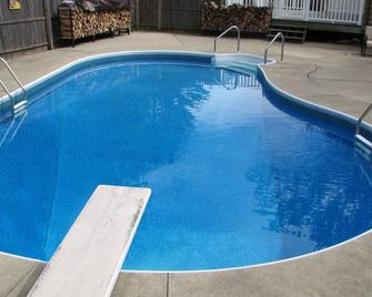 Bershire Home Rental: Enjoy Berkshire Fall Foliage - Becket - Piscina