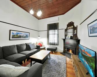 Comfy, 5 Bedroom, 3 Bathroom Period Home in the centre of town with EV Charger. - Bendigo - Living room