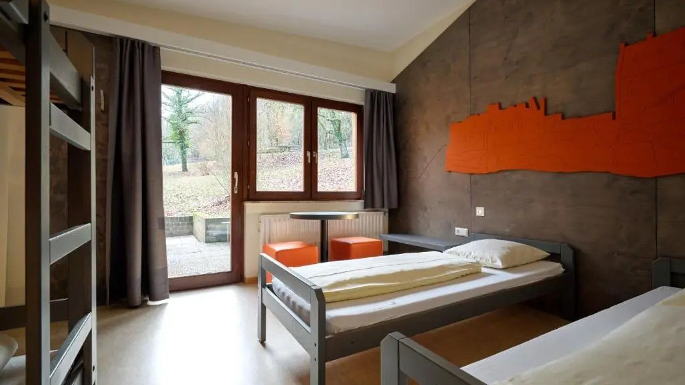 بيت شباب يوث لاروشيت