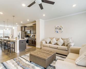Fenced Yard Spacious Southern Maryland Townhome! - White Plains - Sala de estar