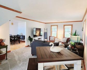 Spacious coastal farmhouse with modern ammenities on beautiful Lake Huron! - Tawas City - Sala de estar