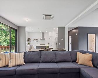 family-friendly River front home in Cowichan Valley - Chemainus - Living room